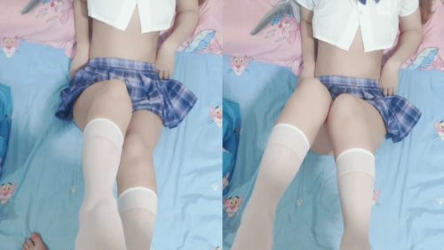 51422-JK制服小萝莉、啥都会玩，甜美五官，白皙小长腿，温润的口活，舔的肉棒好舒服啊，小脚脚玩足交 套弄得感觉太上头了！.jpg